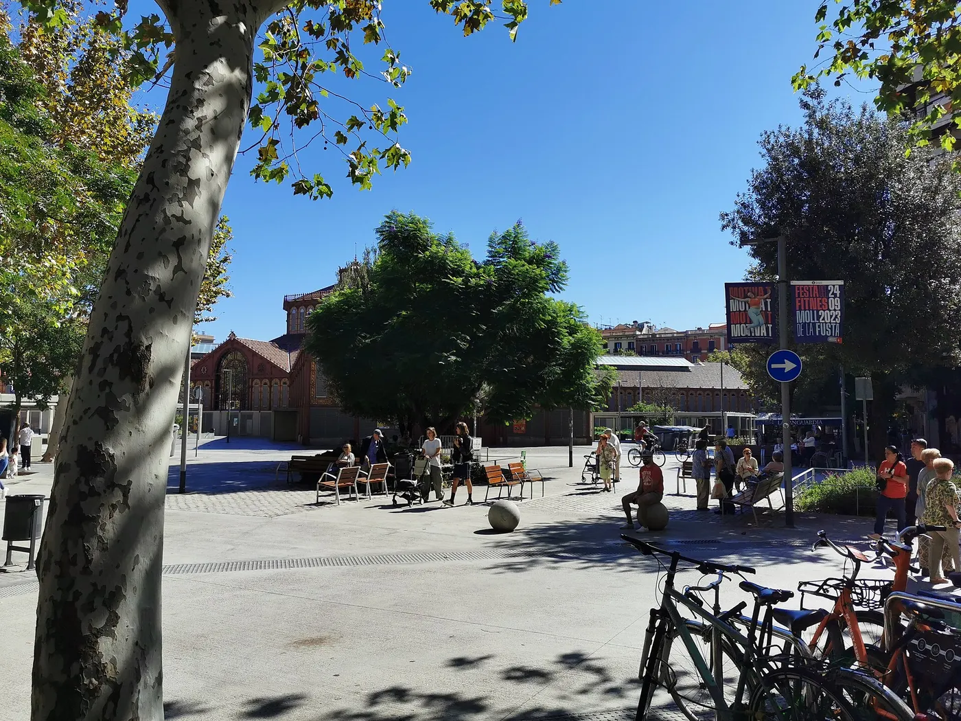 Το superblock του Sant Antoni στη Βαρκελώνη: πρώην διασταύρωση που έγινε πλατεία με παγκάκια και δέντρα