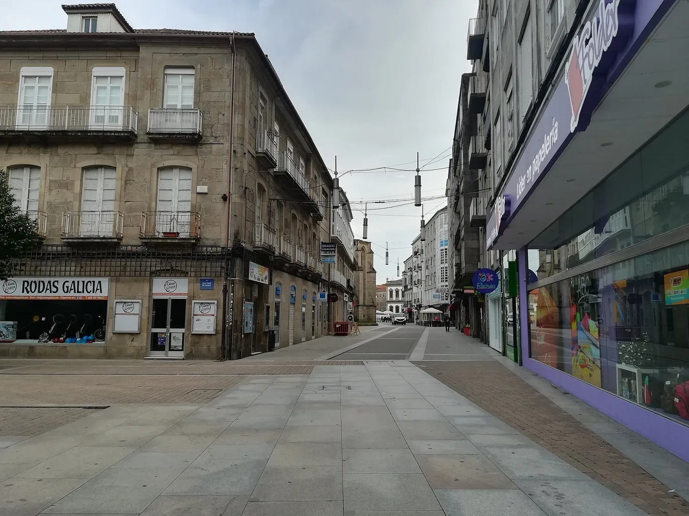Ο πεζόδρομος Marqués de Riestra στην Ποντεβέδρα: συνεχής πλακόστρωση από πρόσοψη σε πρόσοψη