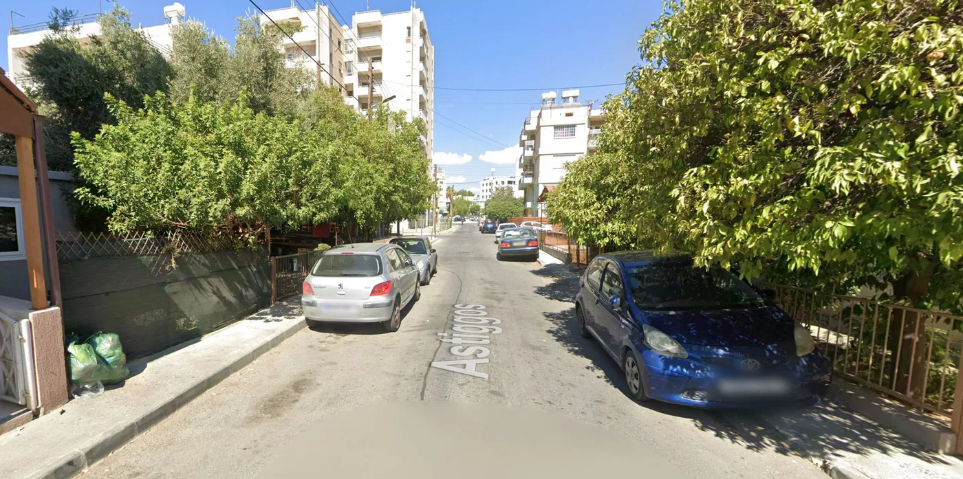 Οδός Αστυγγός: αυτοκίνητα παρκαρισμένα και στις δύο πλευρές, ανάμεσά τους μία λωρίδα